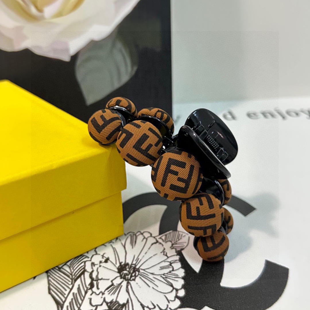  配专柜包装 
FENDI（芬迪）最新爆款来啦✨💫
中古vintage复古老花抓夹
优雅的girl值得入