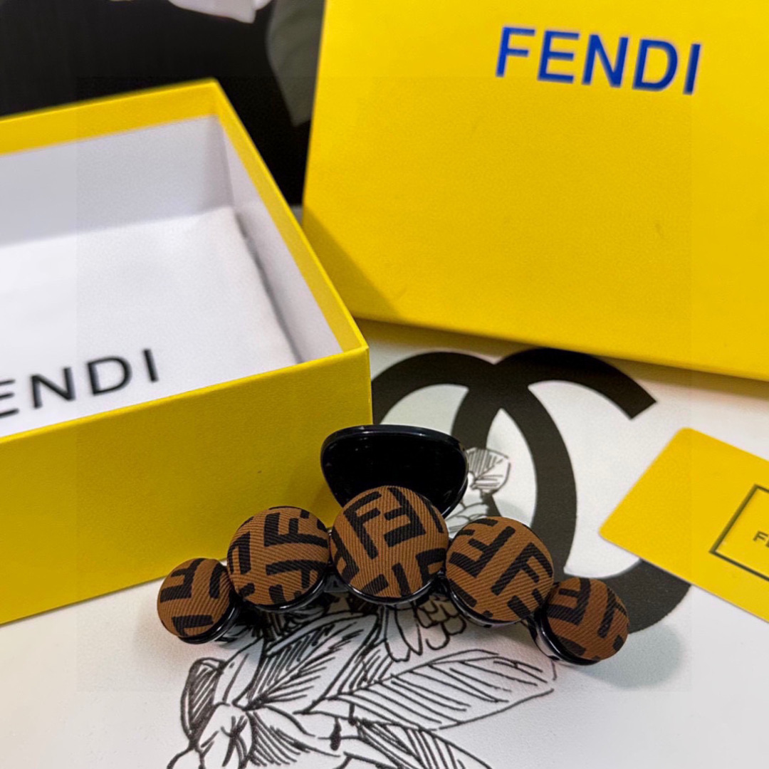  配专柜包装 
FENDI（芬迪）最新爆款来啦✨💫
中古vintage复古老花抓夹
优雅的girl值得入