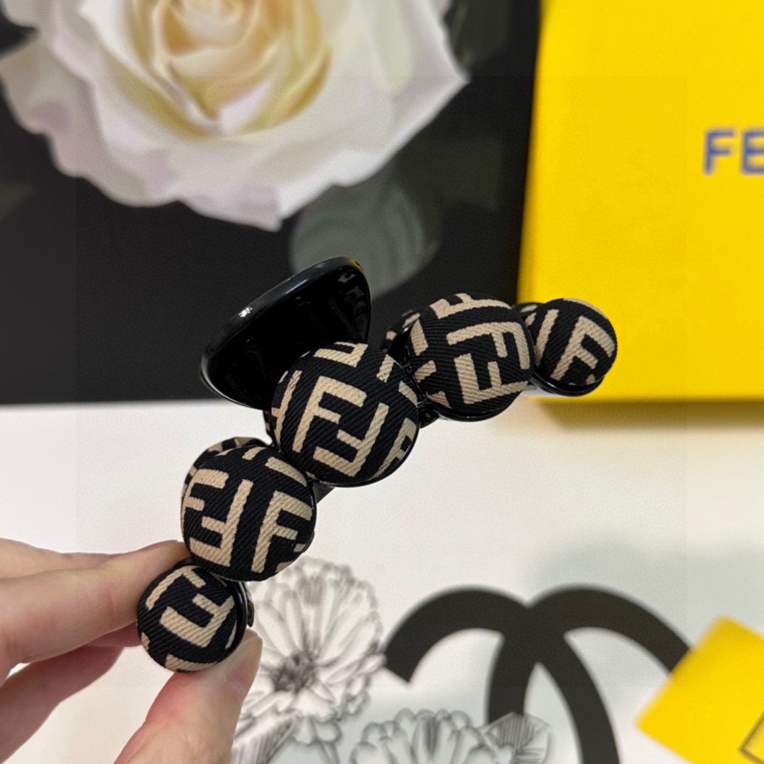  配专柜包装 
FENDI（芬迪）最新爆款来啦✨💫
中古vintage复古老花抓夹
优雅的girl值得入