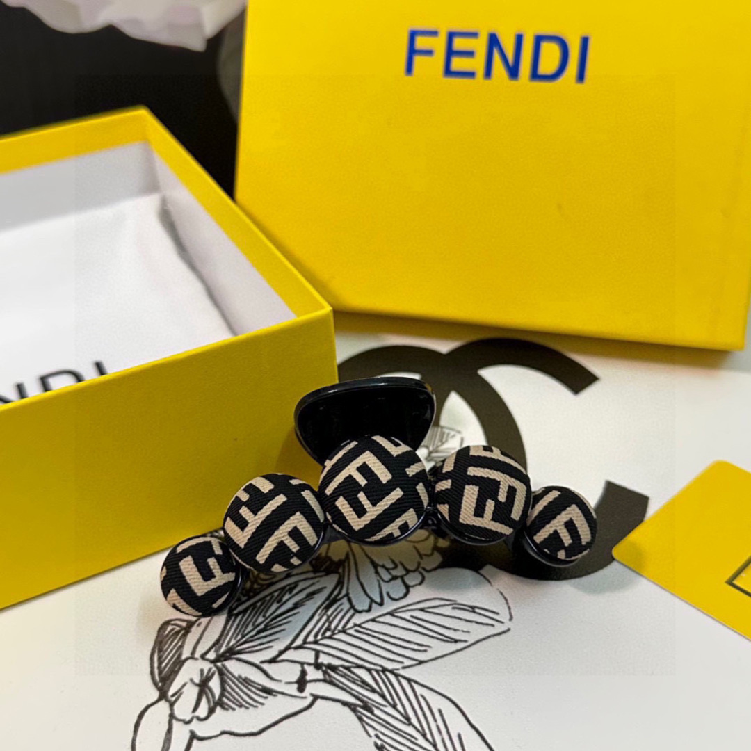  配专柜包装 
FENDI（芬迪）最新爆款来啦✨💫
中古vintage复古老花抓夹
优雅的girl值得入