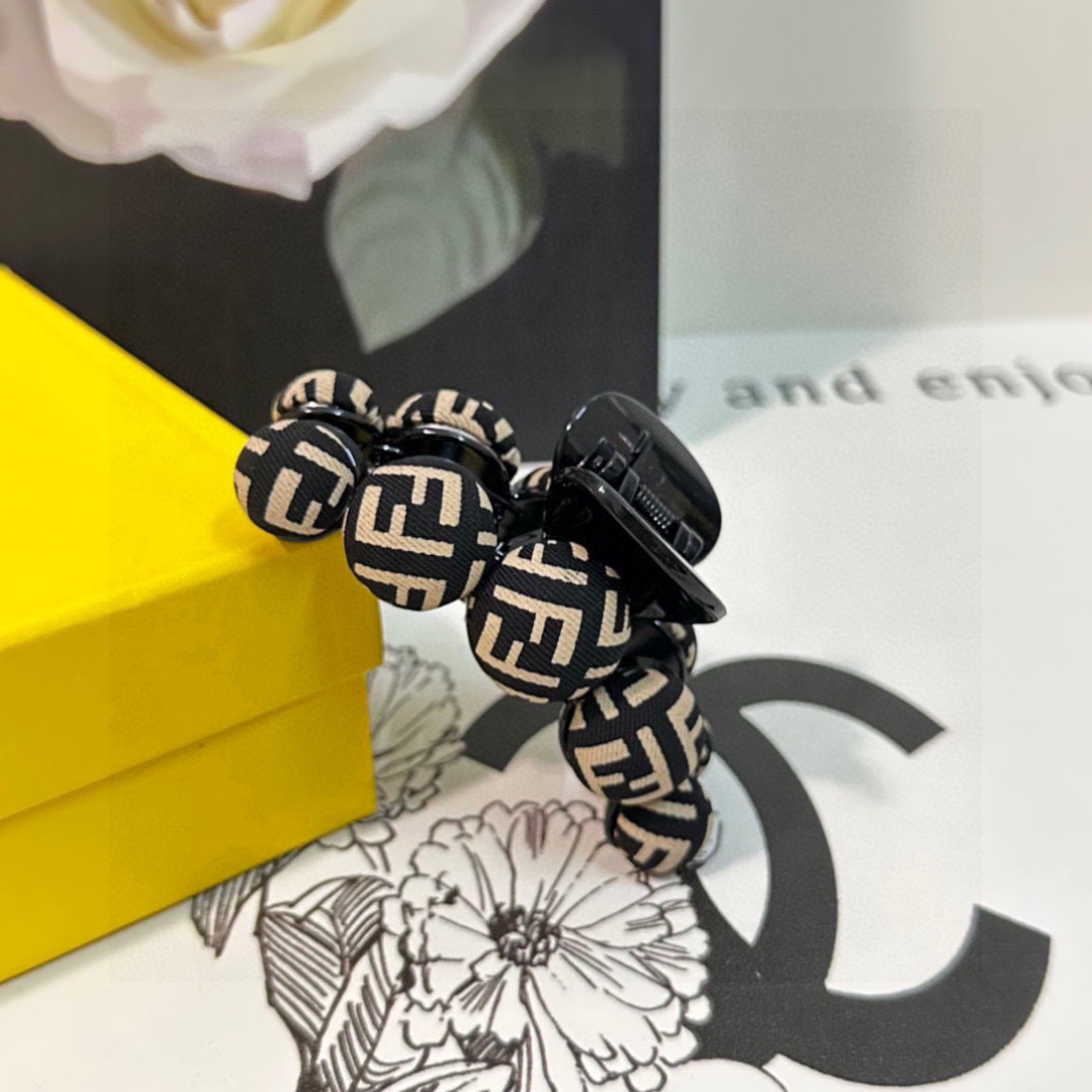  配专柜包装 
FENDI（芬迪）最新爆款来啦✨💫
中古vintage复古老花抓夹
优雅的girl值得入