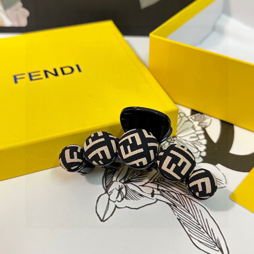  配专柜包装 
FENDI（芬迪）最新爆款来啦✨💫
中古vintage复古老花抓夹
优雅的girl值得入