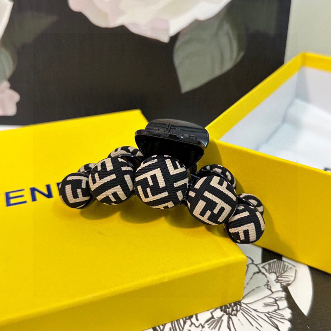  配专柜包装 
FENDI（芬迪）最新爆款来啦✨💫
中古vintage复古老花抓夹
优雅的girl值得入