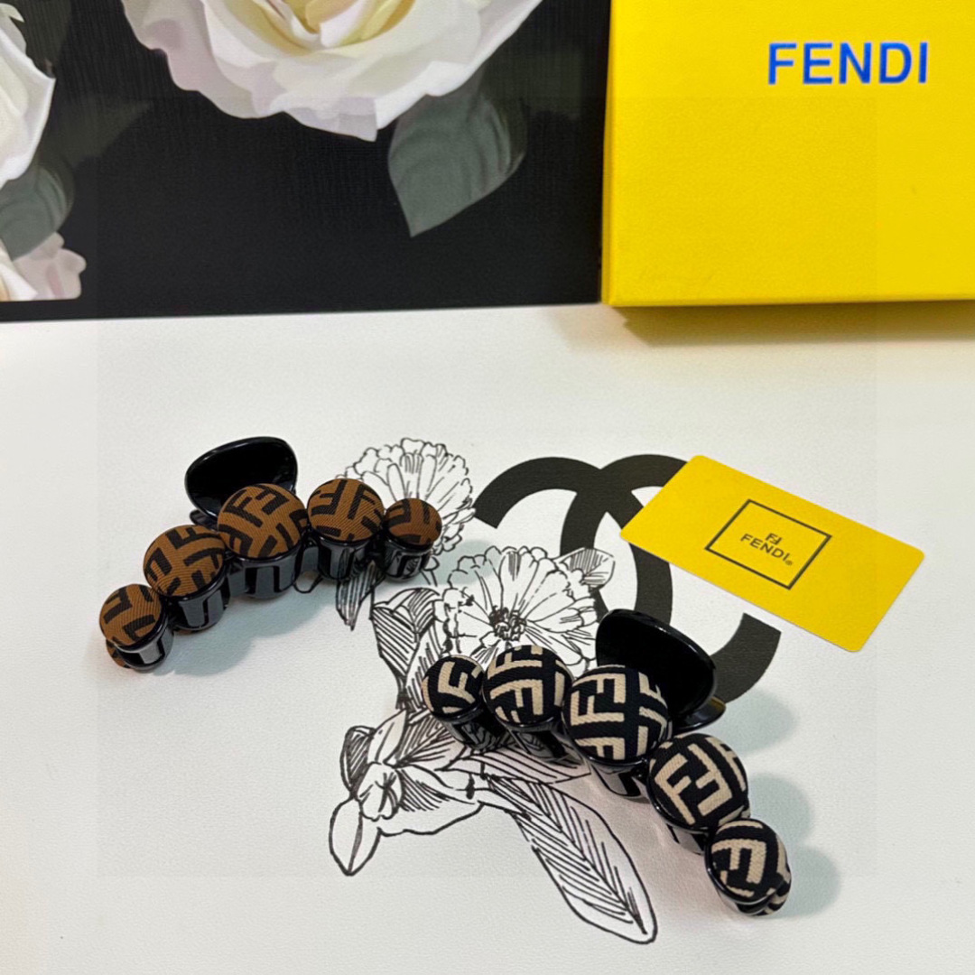  配专柜包装 
FENDI（芬迪）最新爆款来啦✨💫
中古vintage复古老花抓夹
优雅的girl值得入