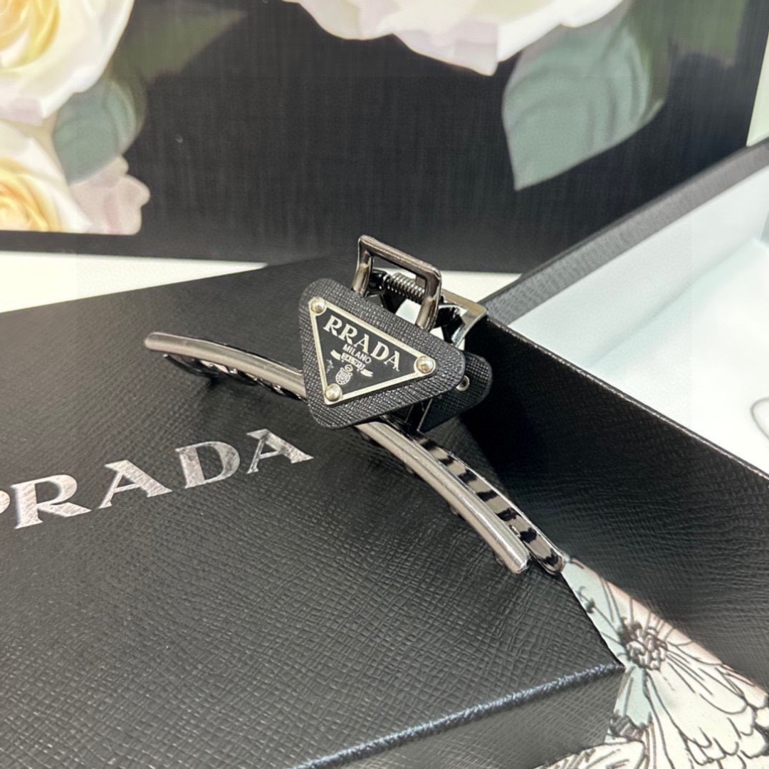 （单个）配专柜包装 
PRADA（普拉达）最新爆款来啦✨💫
中古vintage复古五金抓夹
优雅的gir