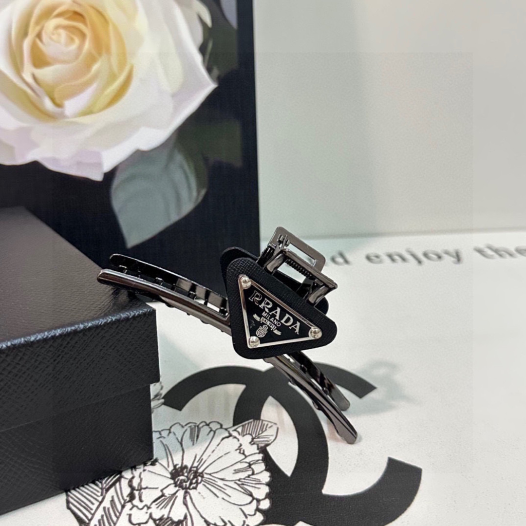 （单个）配专柜包装 
PRADA（普拉达）最新爆款来啦✨💫
中古vintage复古五金抓夹
优雅的gir
