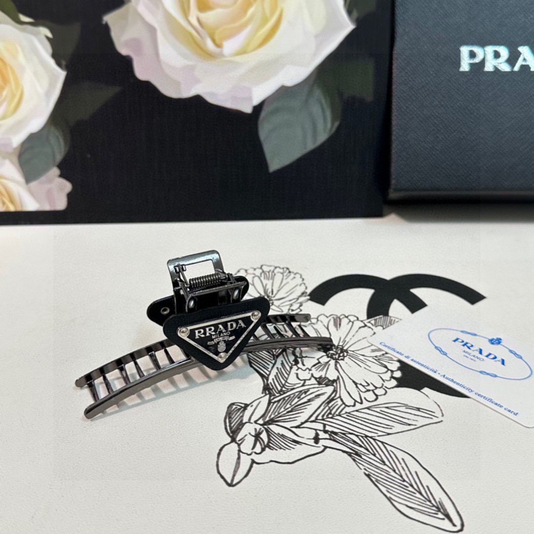 （单个）配专柜包装 
PRADA（普拉达）最新爆款来啦✨💫
中古vintage复古五金抓夹
优雅的gir