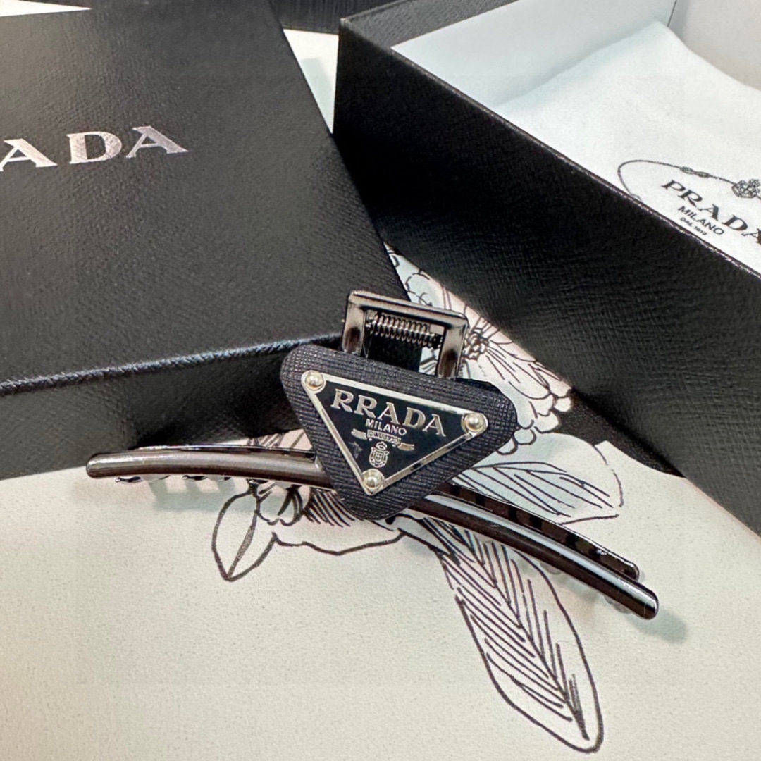 （单个）配专柜包装 
PRADA（普拉达）最新爆款来啦✨💫
中古vintage复古五金抓夹
优雅的gir