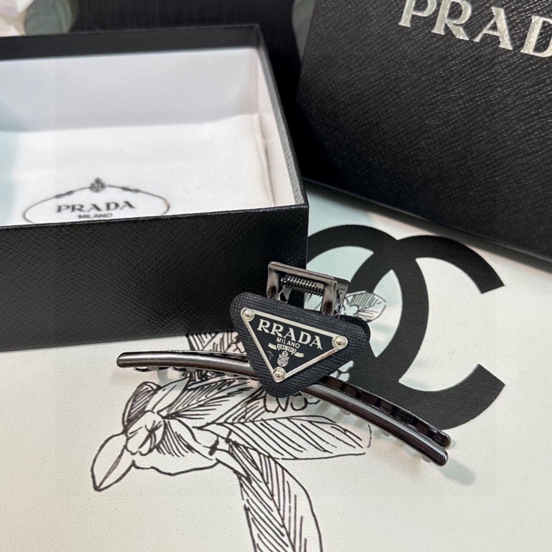 （单个）配专柜包装 
PRADA（普拉达）最新爆款来啦✨💫
中古vintage复古五金抓夹
优雅的gir