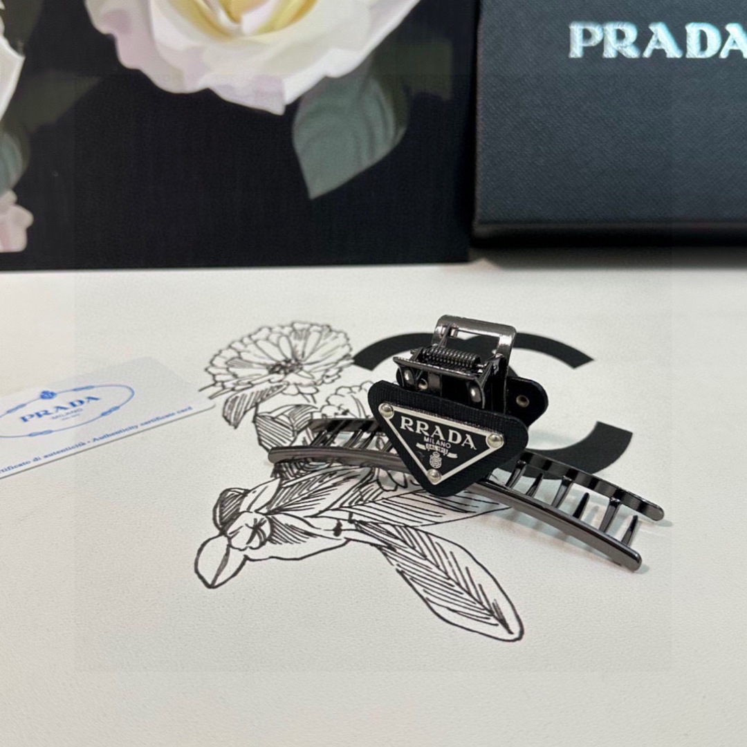 （单个）配专柜包装 
PRADA（普拉达）最新爆款来啦✨💫
中古vintage复古五金抓夹
优雅的gir