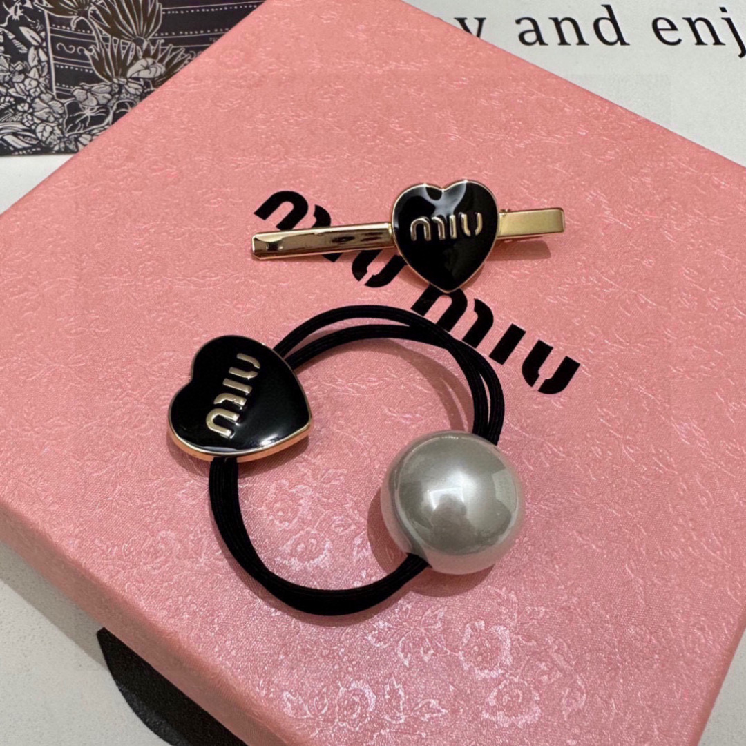    （两件套） 配全套包装
MiuMiu（缪缪）今年最好卖的新款
Vintage中古复古发夹
超仙的一