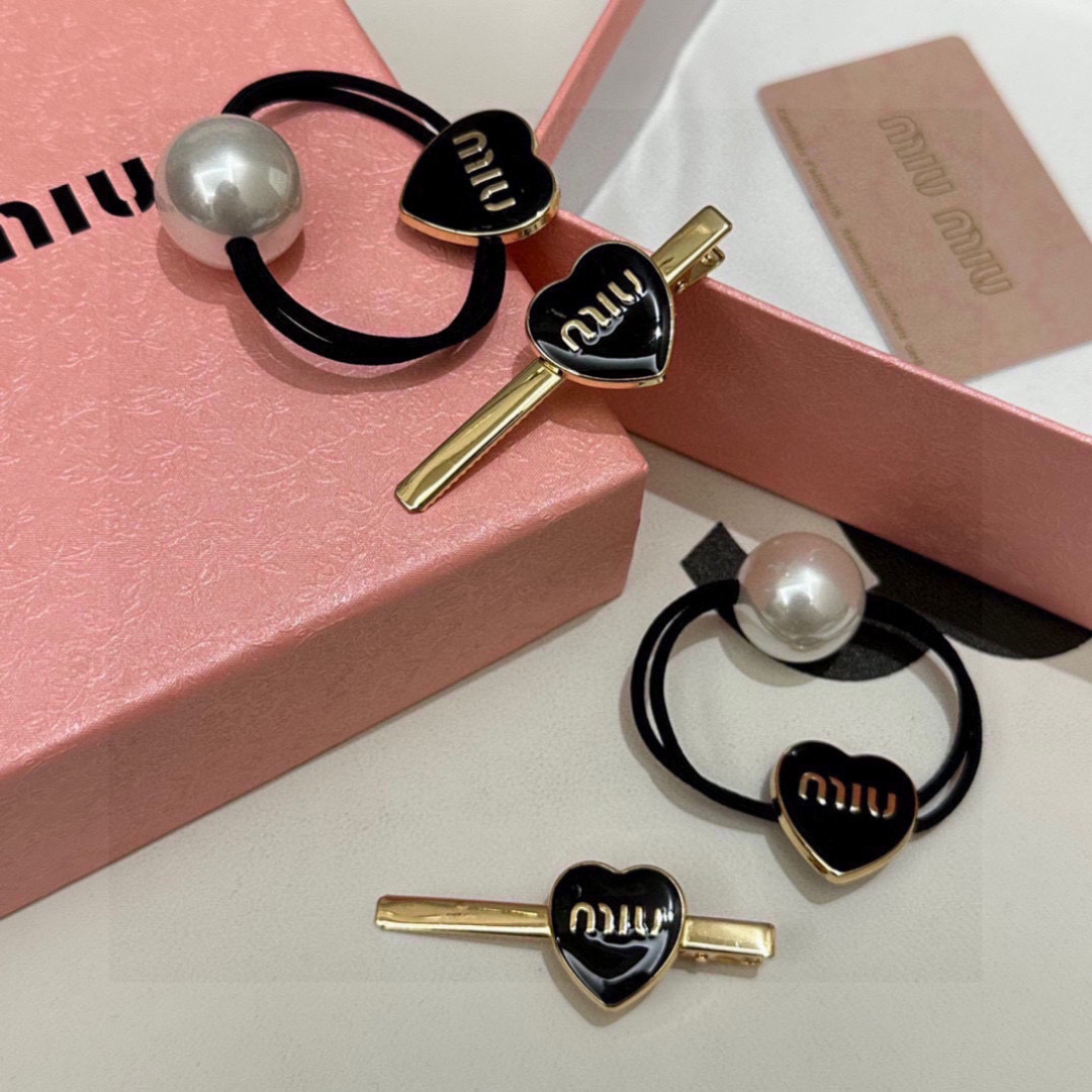    （两件套） 配全套包装
MiuMiu（缪缪）今年最好卖的新款
Vintage中古复古发夹
超仙的一