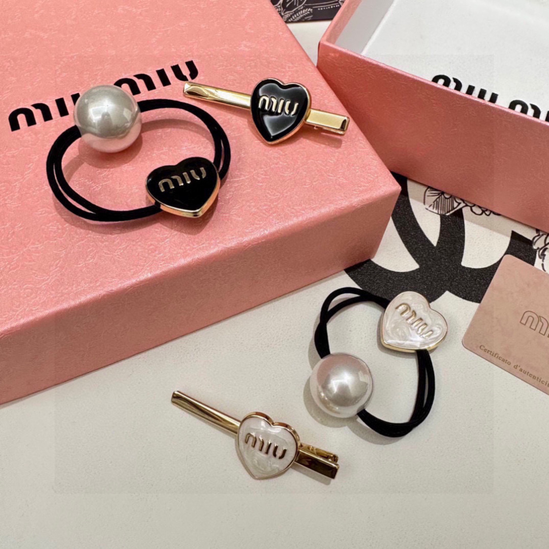    （两件套） 配全套包装
MiuMiu（缪缪）今年最好卖的新款
Vintage中古复古发夹
超仙的一