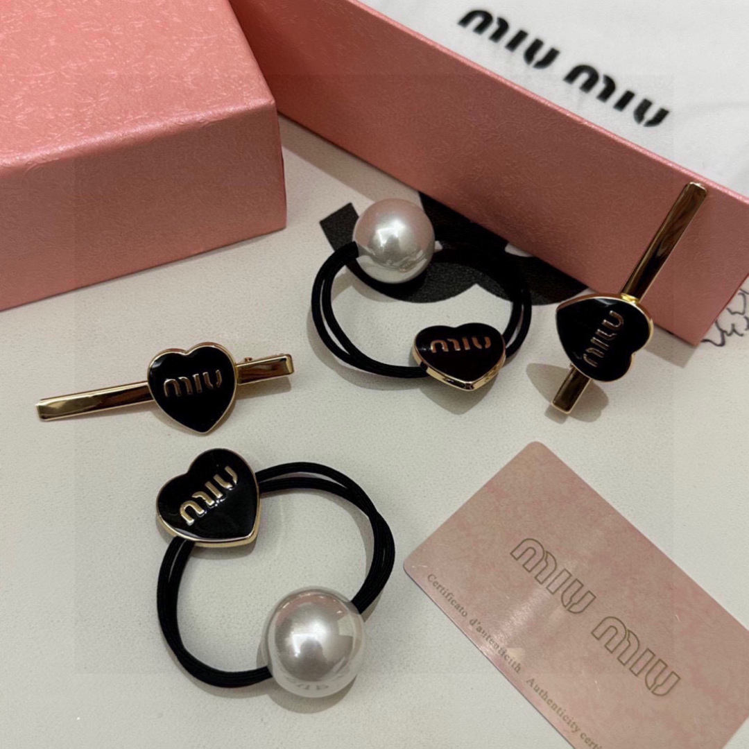    （两件套） 配全套包装
MiuMiu（缪缪）今年最好卖的新款
Vintage中古复古发夹
超仙的一