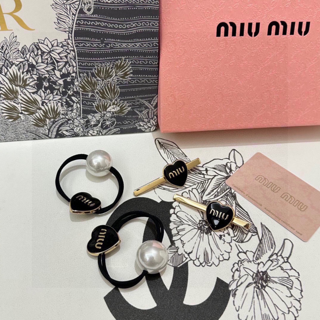    （两件套） 配全套包装
MiuMiu（缪缪）今年最好卖的新款
Vintage中古复古发夹
超仙的一