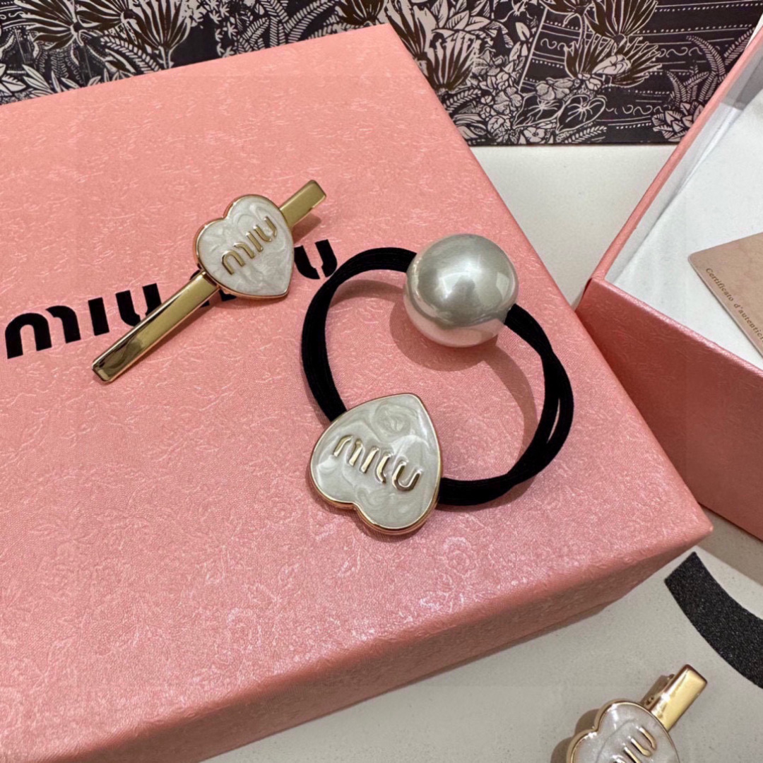    （两件套） 配全套包装
MiuMiu（缪缪）今年最好卖的新款
Vintage中古复古发夹
超仙的一