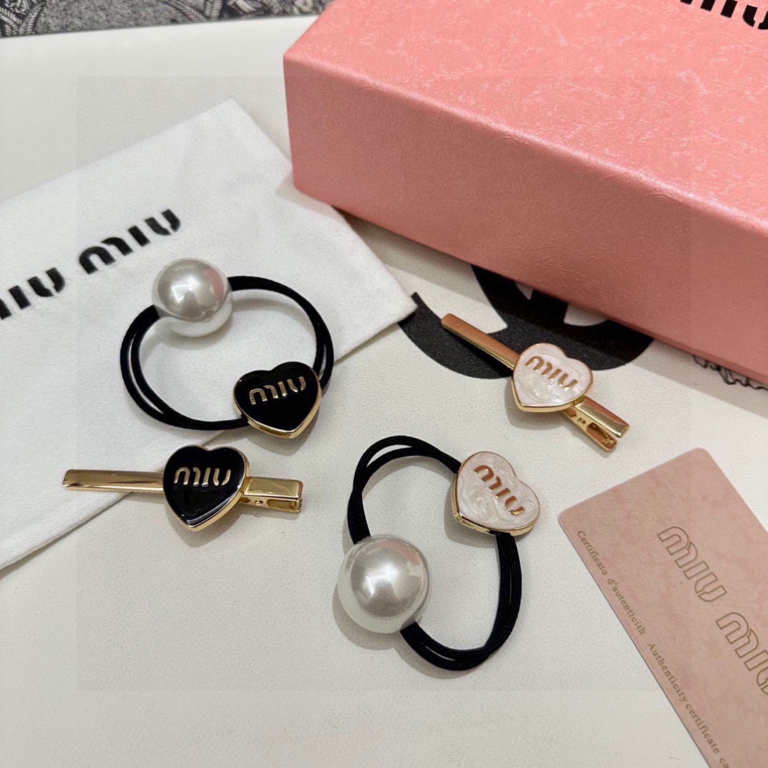    （两件套） 配全套包装
MiuMiu（缪缪）今年最好卖的新款
Vintage中古复古发夹
超仙的一
