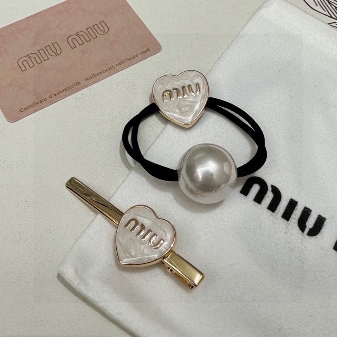    （两件套） 配全套包装
MiuMiu（缪缪）今年最好卖的新款
Vintage中古复古发夹
超仙的一