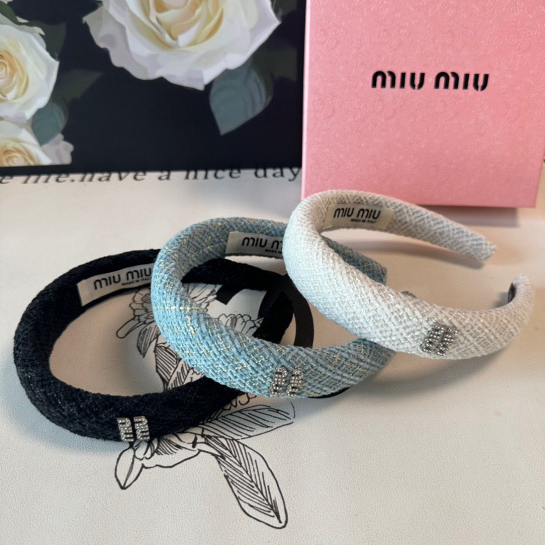  配专柜包装
MiuMiu（缪缪）最新发箍
小仙女快入手
特殊材质 不嘞头
可盐可甜～
