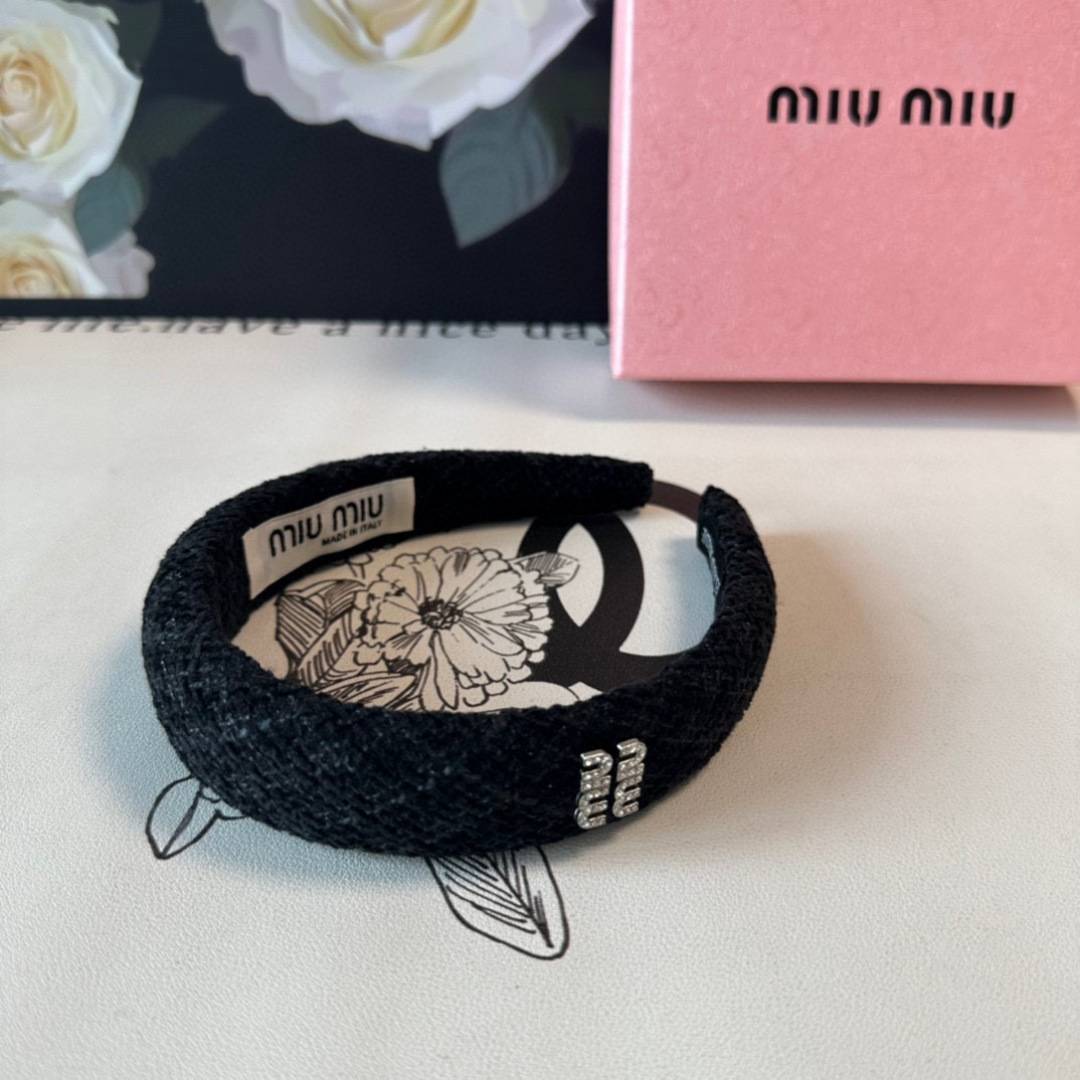  配专柜包装
MiuMiu（缪缪）最新发箍
小仙女快入手
特殊材质 不嘞头
可盐可甜～