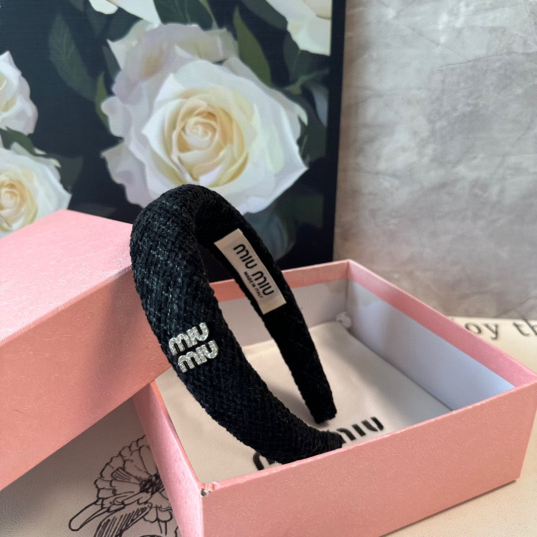  配专柜包装
MiuMiu（缪缪）最新发箍
小仙女快入手
特殊材质 不嘞头
可盐可甜～