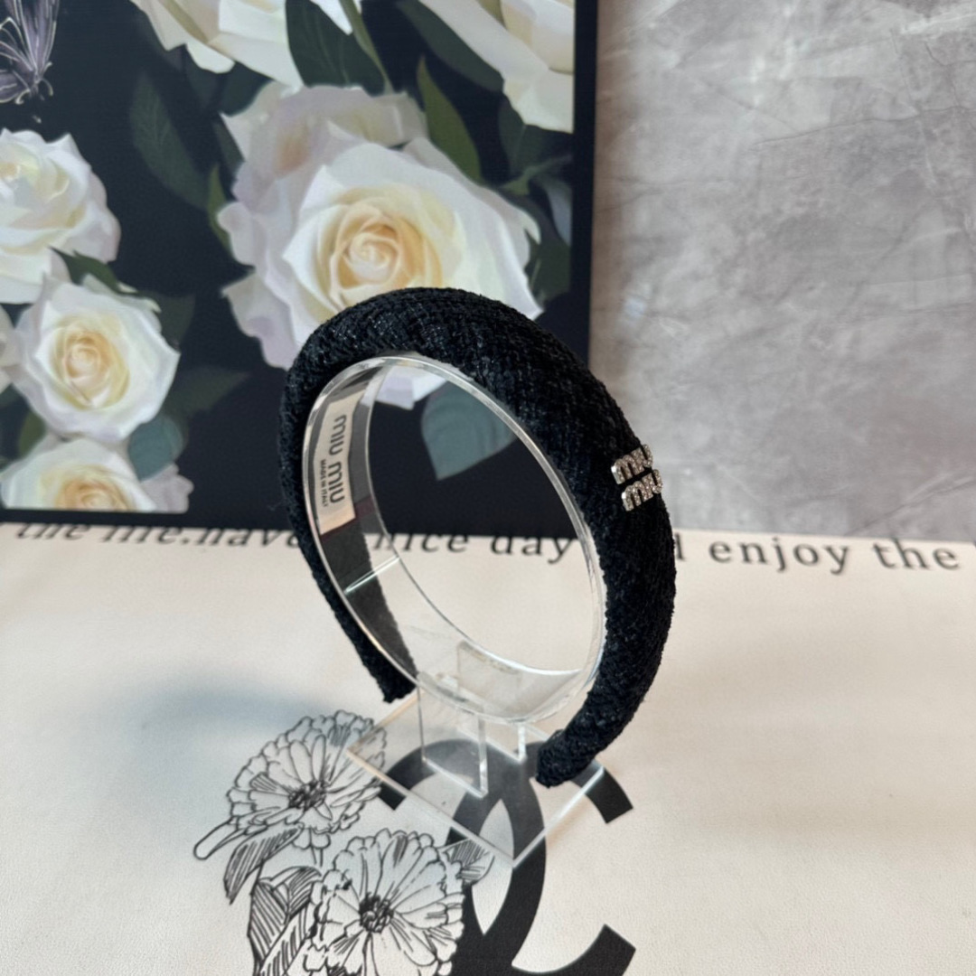  配专柜包装
MiuMiu（缪缪）最新发箍
小仙女快入手
特殊材质 不嘞头
可盐可甜～