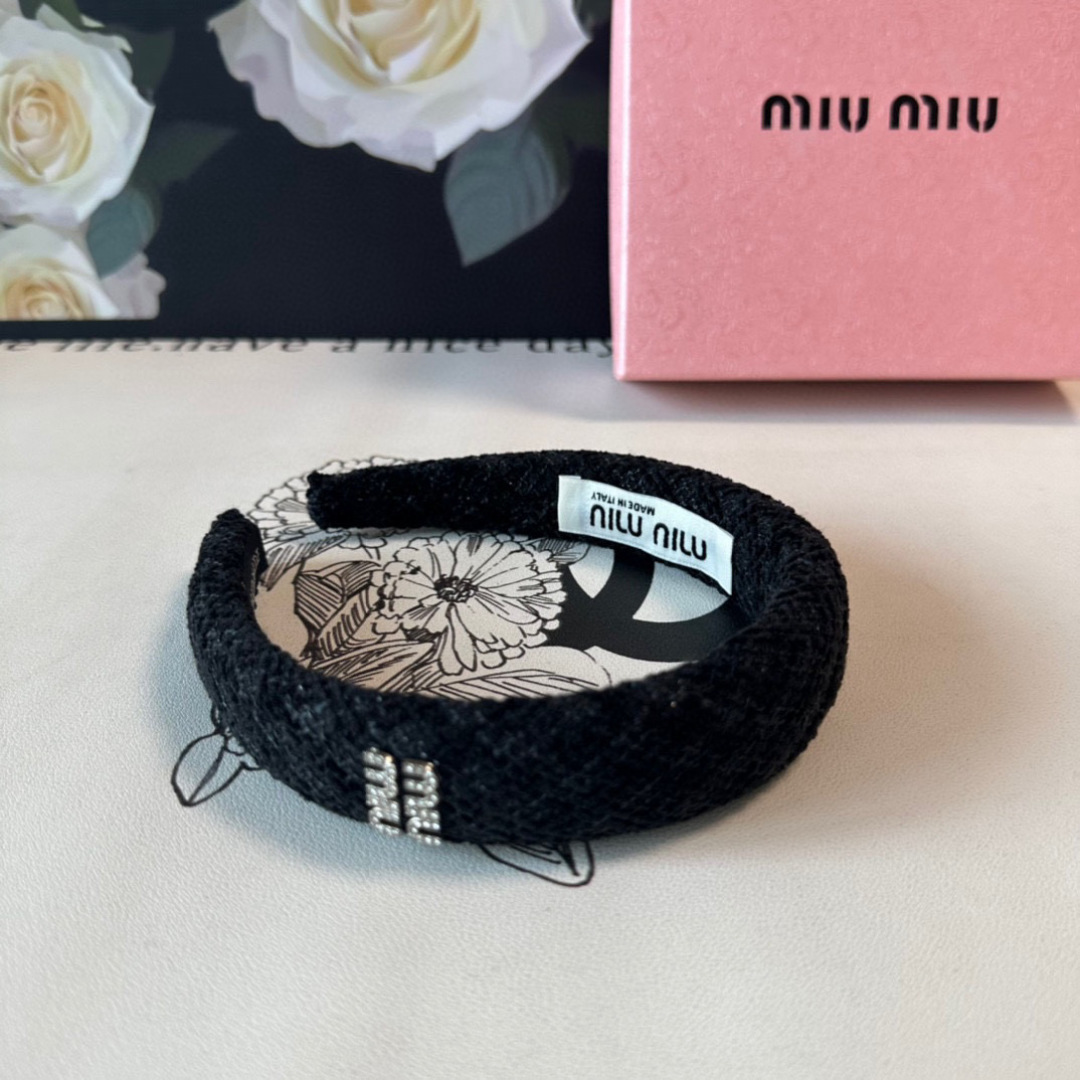  配专柜包装
MiuMiu（缪缪）最新发箍
小仙女快入手
特殊材质 不嘞头
可盐可甜～