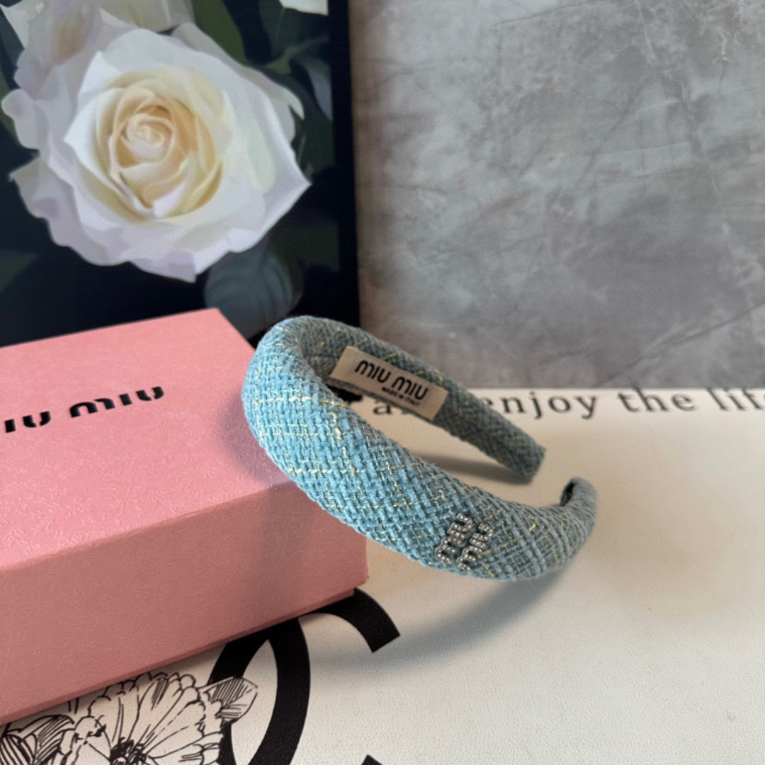  配专柜包装
MiuMiu（缪缪）最新发箍
小仙女快入手
特殊材质 不嘞头
可盐可甜～