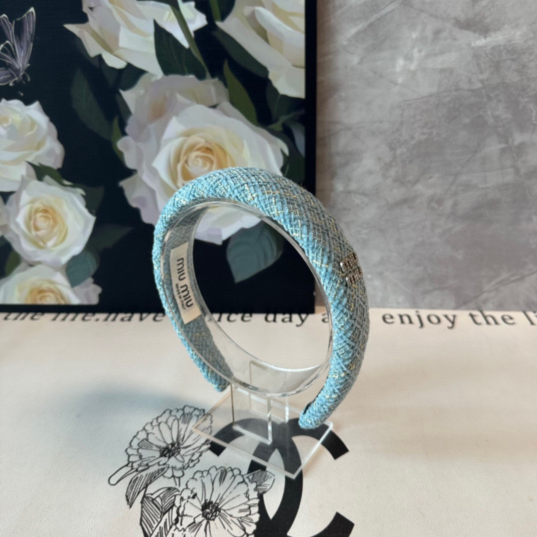  配专柜包装
MiuMiu（缪缪）最新发箍
小仙女快入手
特殊材质 不嘞头
可盐可甜～