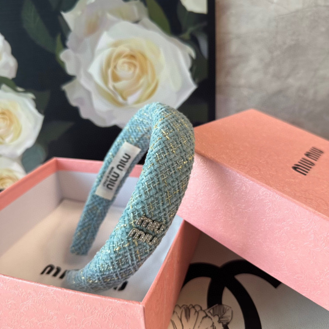  配专柜包装
MiuMiu（缪缪）最新发箍
小仙女快入手
特殊材质 不嘞头
可盐可甜～