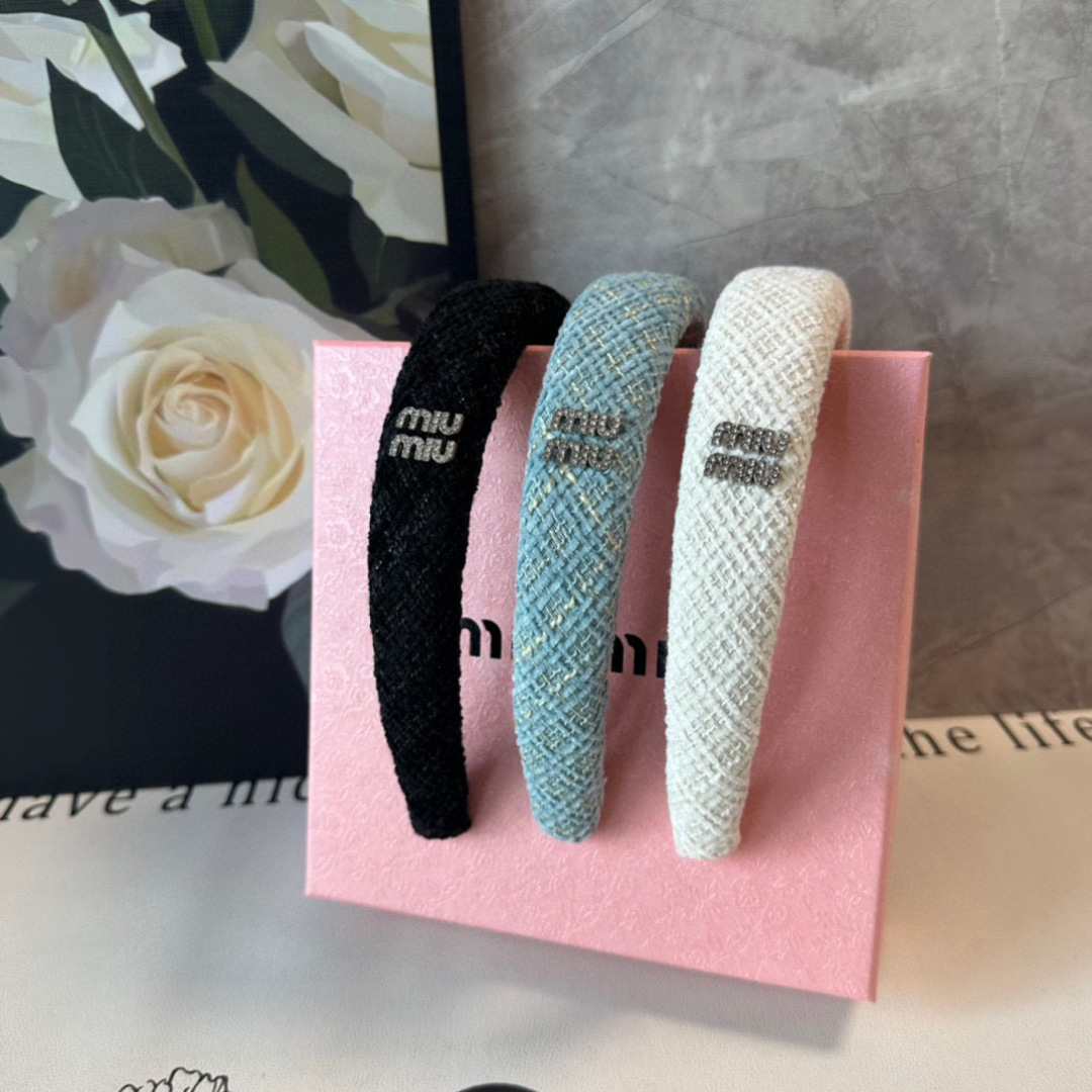  配专柜包装
MiuMiu（缪缪）最新发箍
小仙女快入手
特殊材质 不嘞头
可盐可甜～
