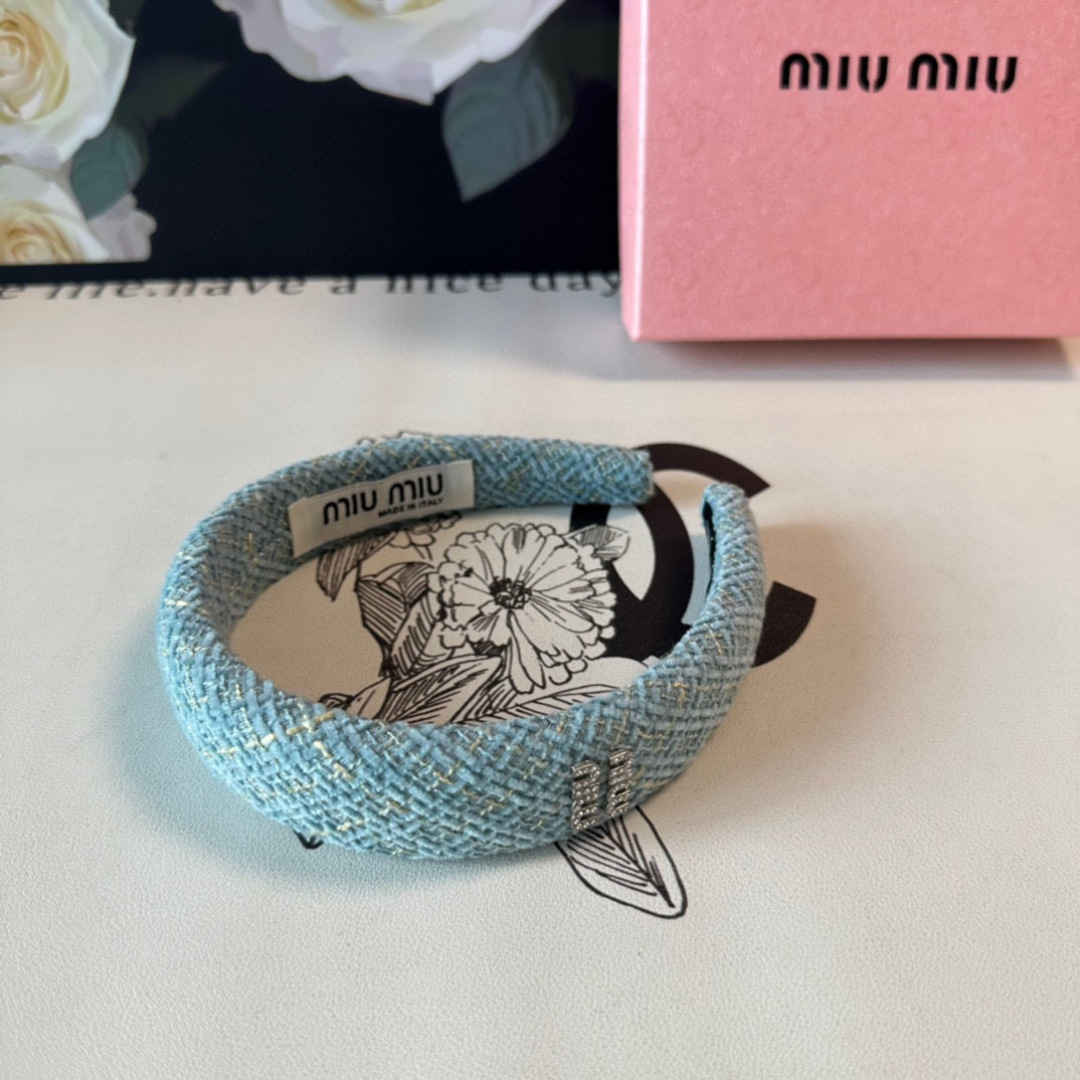  配专柜包装
MiuMiu（缪缪）最新发箍
小仙女快入手
特殊材质 不嘞头
可盐可甜～