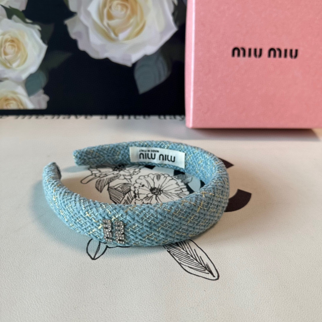  配专柜包装
MiuMiu（缪缪）最新发箍
小仙女快入手
特殊材质 不嘞头
可盐可甜～