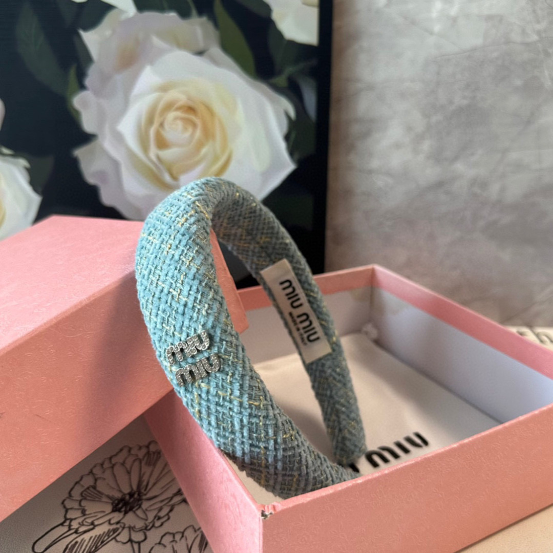  配专柜包装
MiuMiu（缪缪）最新发箍
小仙女快入手
特殊材质 不嘞头
可盐可甜～