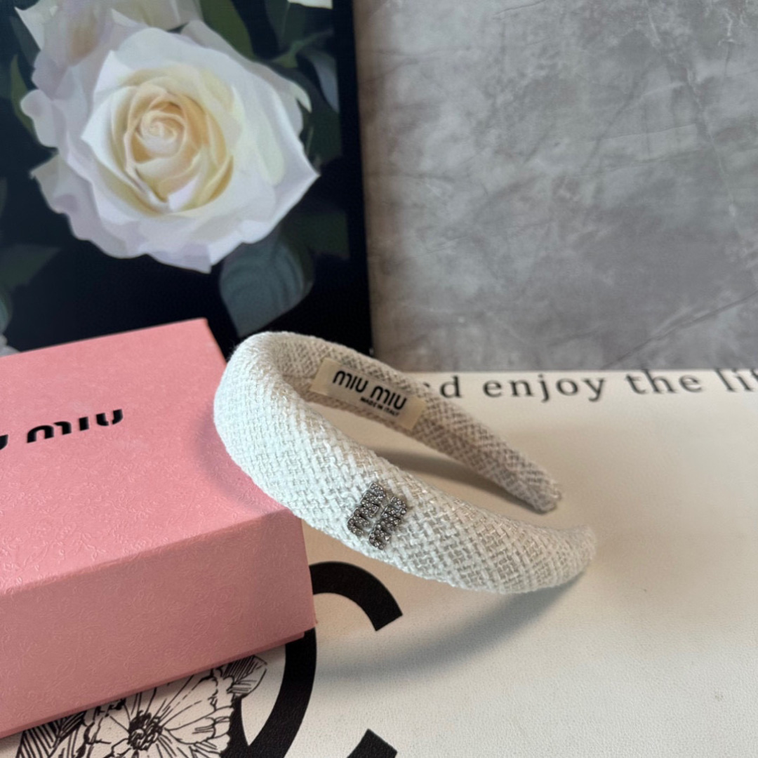  配专柜包装
MiuMiu（缪缪）最新发箍
小仙女快入手
特殊材质 不嘞头
可盐可甜～
