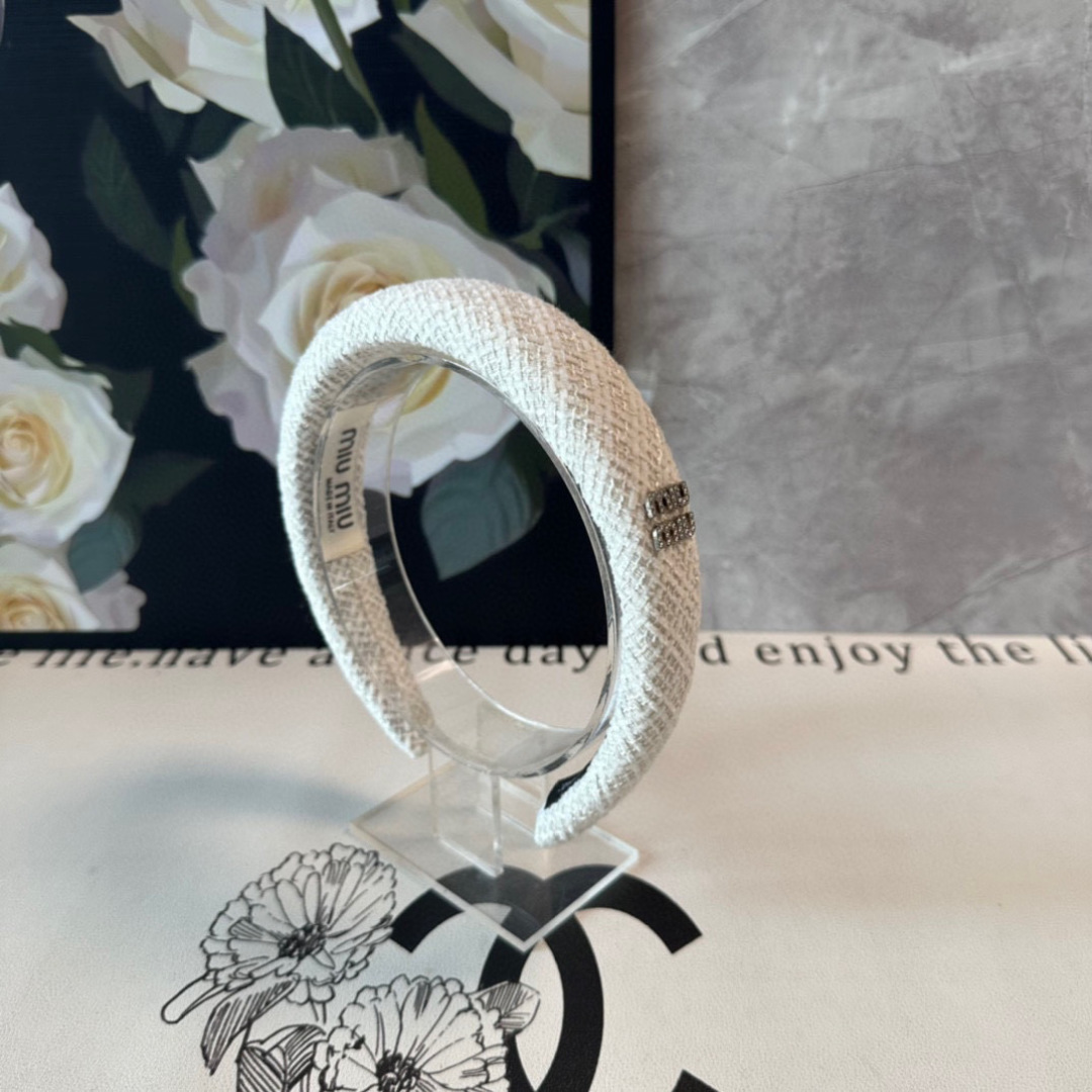  配专柜包装
MiuMiu（缪缪）最新发箍
小仙女快入手
特殊材质 不嘞头
可盐可甜～
