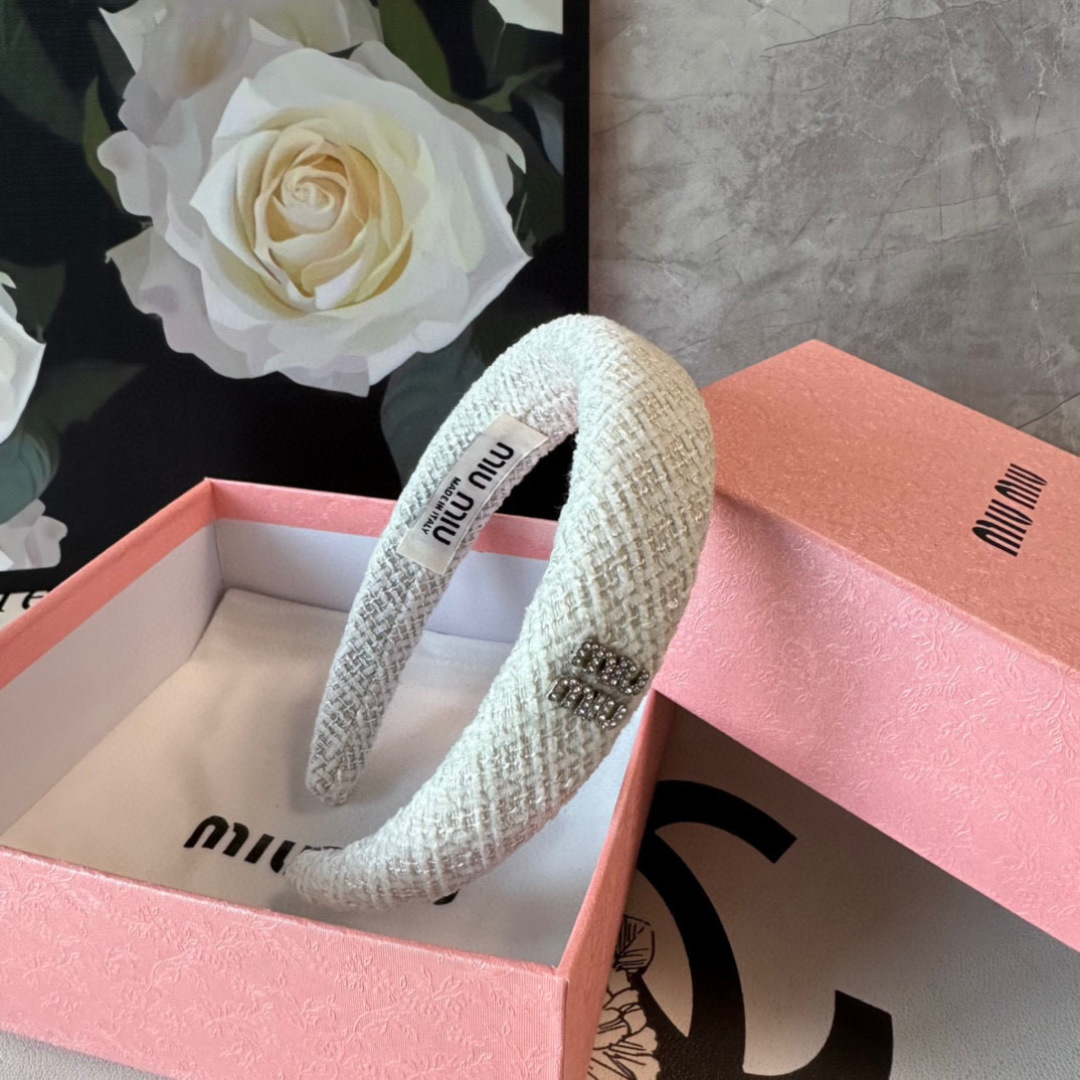  配专柜包装
MiuMiu（缪缪）最新发箍
小仙女快入手
特殊材质 不嘞头
可盐可甜～