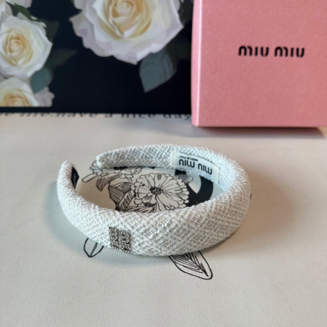  配专柜包装
MiuMiu（缪缪）最新发箍
小仙女快入手
特殊材质 不嘞头
可盐可甜～
