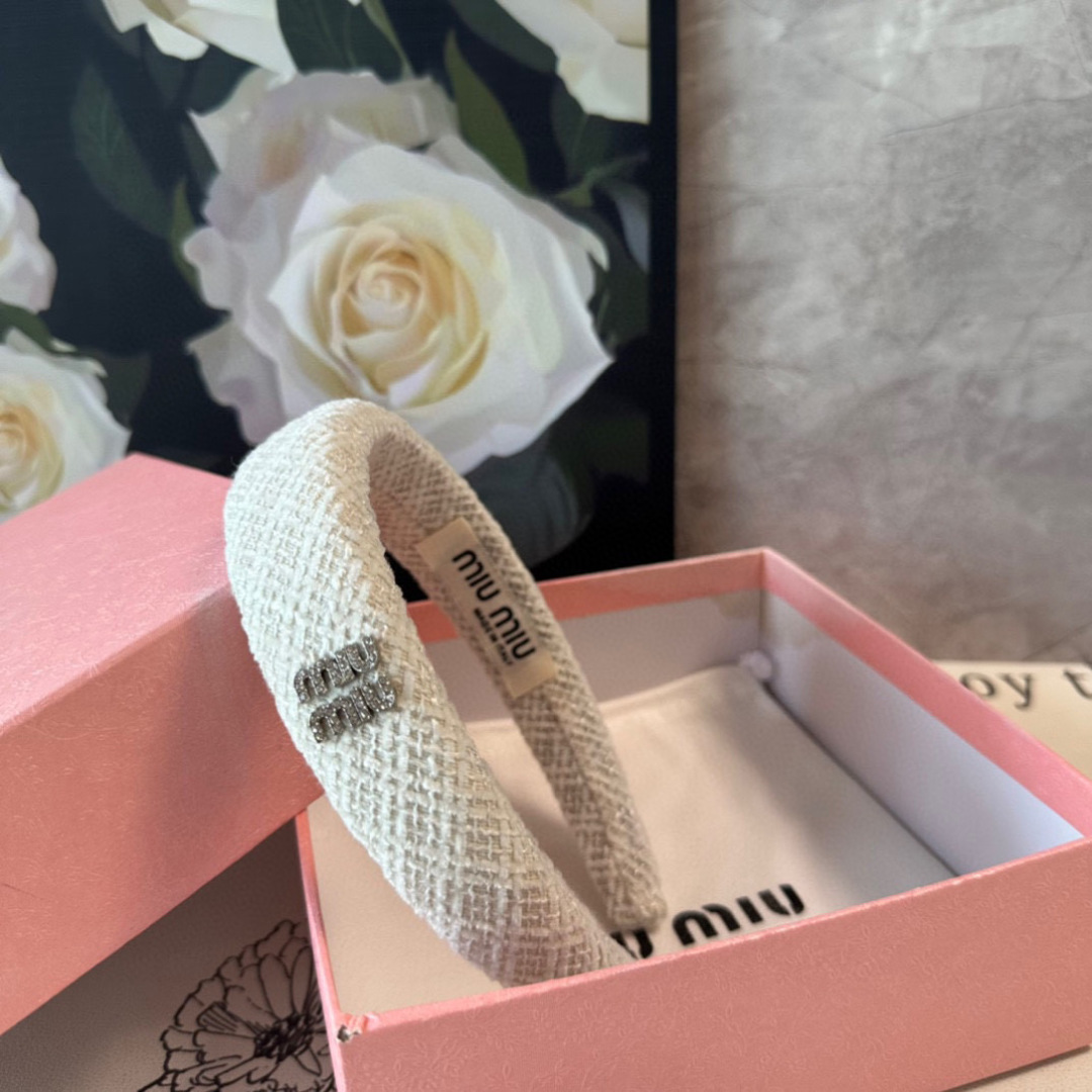  配专柜包装
MiuMiu（缪缪）最新发箍
小仙女快入手
特殊材质 不嘞头
可盐可甜～