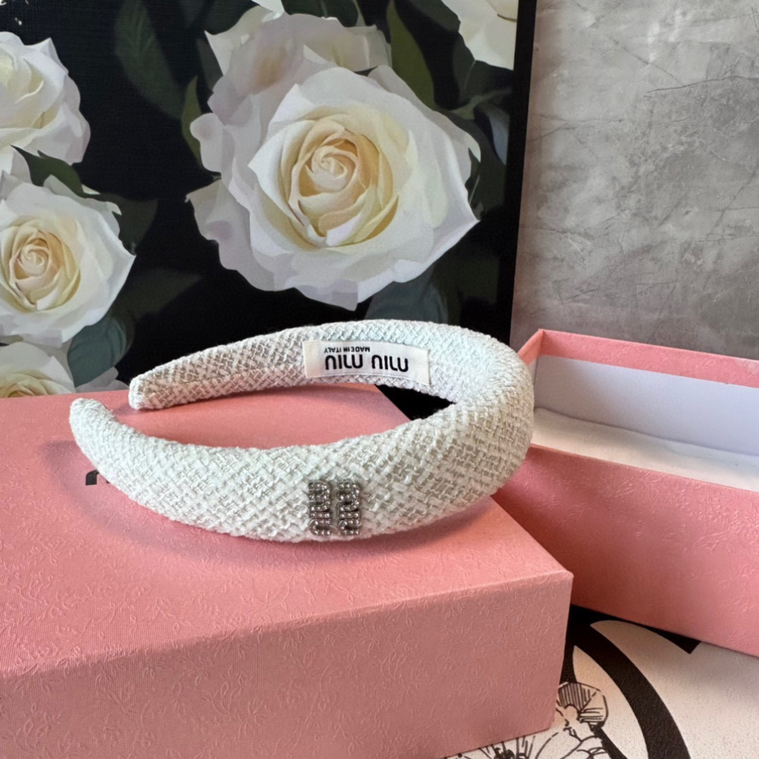  配专柜包装
MiuMiu（缪缪）最新发箍
小仙女快入手
特殊材质 不嘞头
可盐可甜～