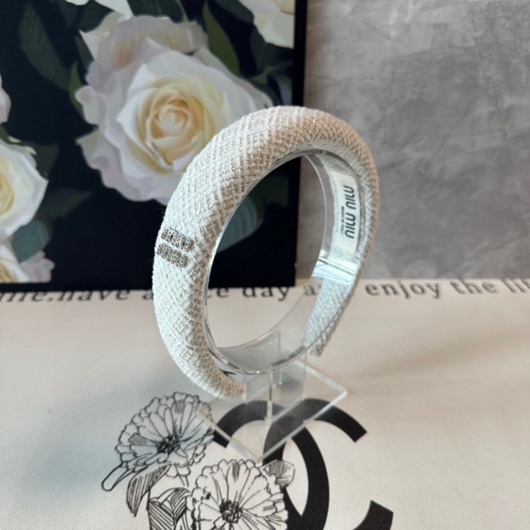  配专柜包装
MiuMiu（缪缪）最新发箍
小仙女快入手
特殊材质 不嘞头
可盐可甜～