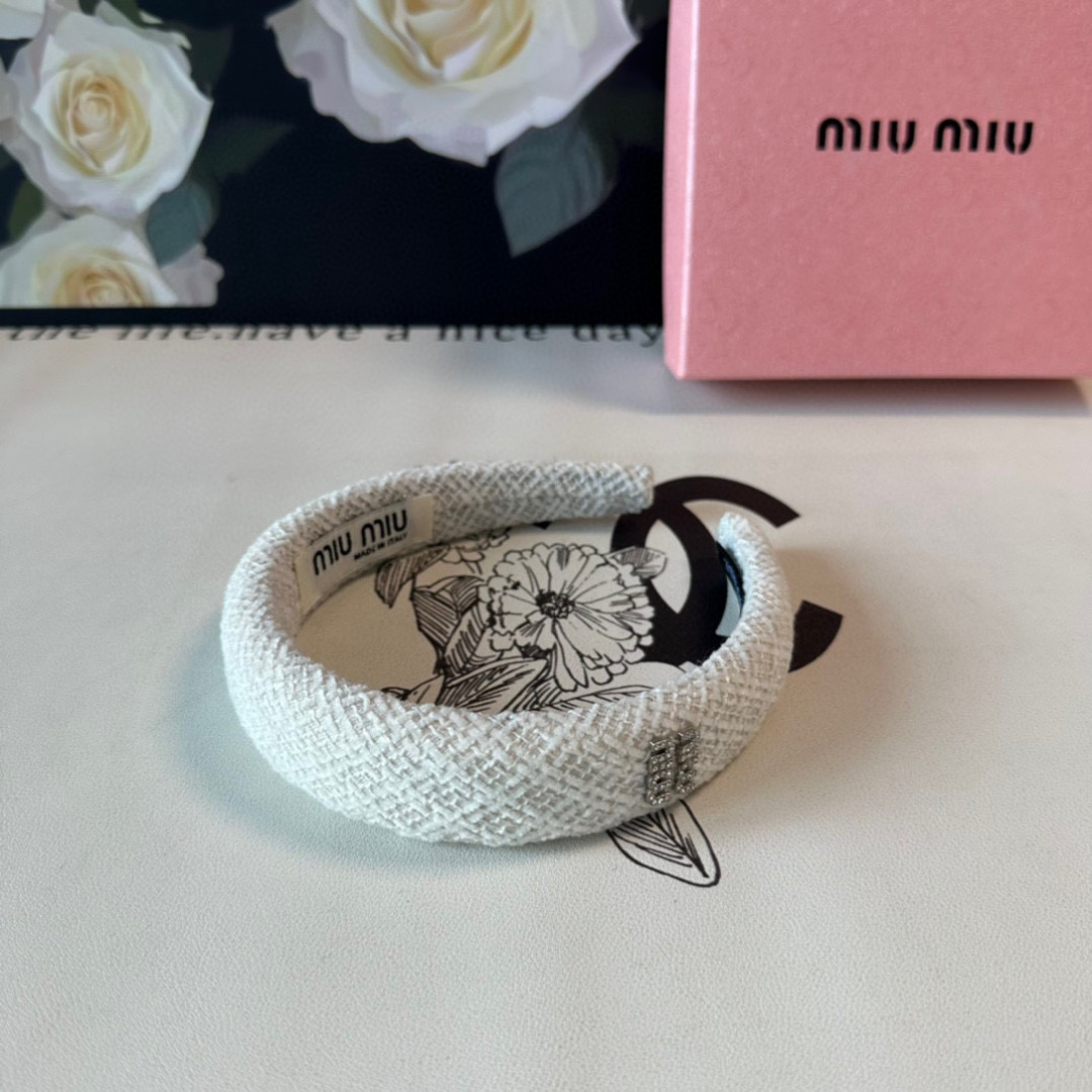  配专柜包装
MiuMiu（缪缪）最新发箍
小仙女快入手
特殊材质 不嘞头
可盐可甜～