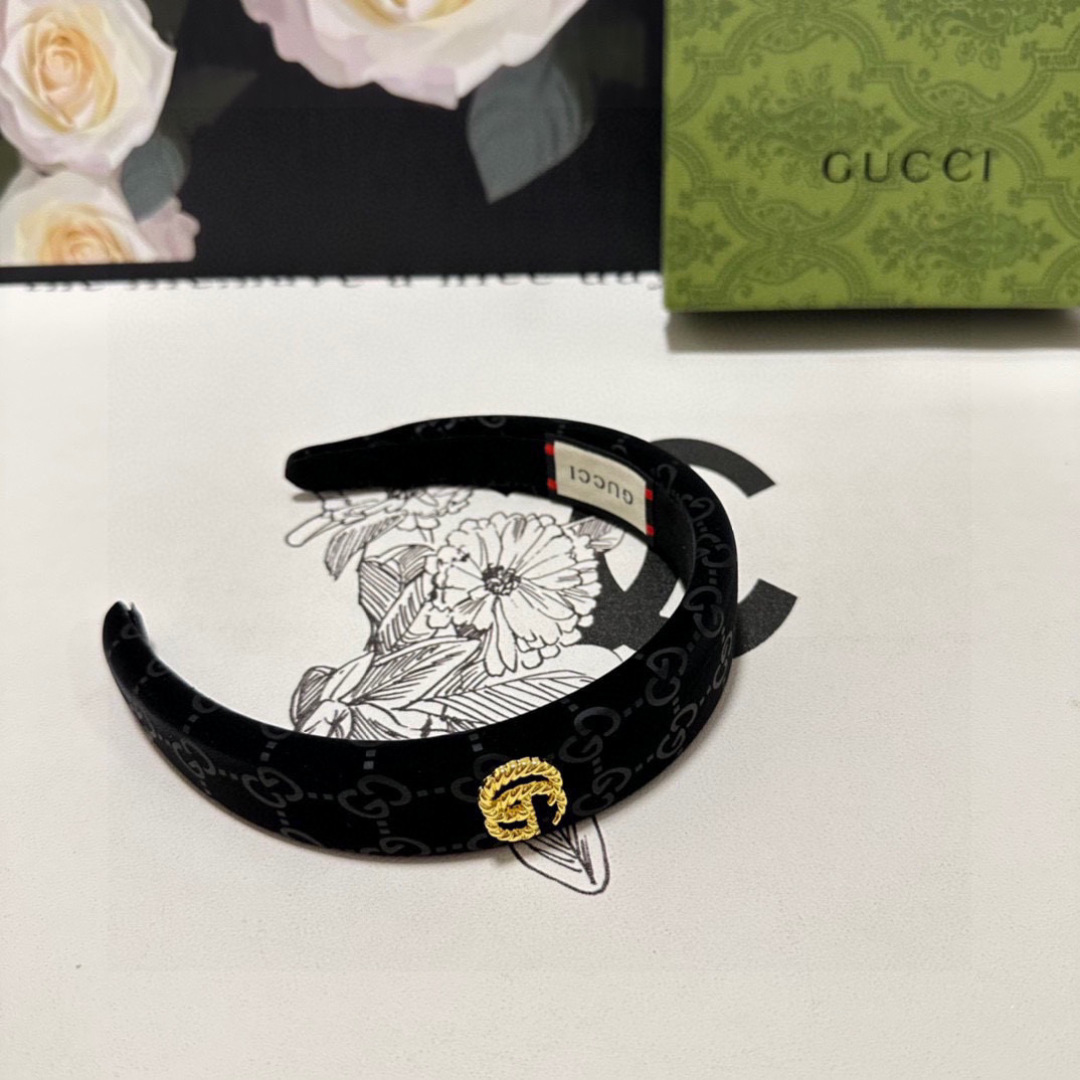  配专柜包装
Gucci（古驰）最新发箍
小仙女快入手
特殊材质 不嘞头
可盐可甜～