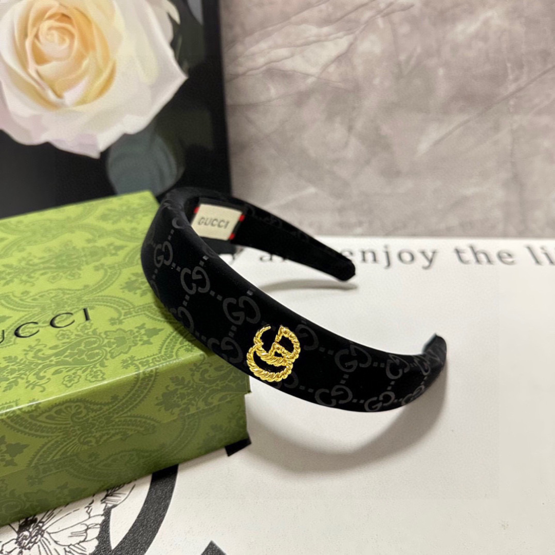  配专柜包装
Gucci（古驰）最新发箍
小仙女快入手
特殊材质 不嘞头
可盐可甜～