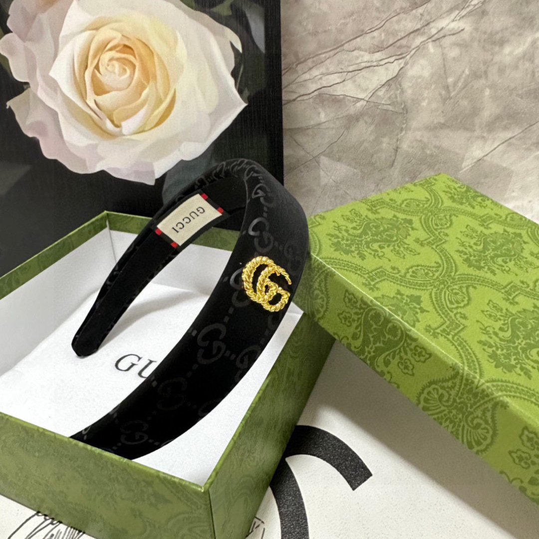  配专柜包装
Gucci（古驰）最新发箍
小仙女快入手
特殊材质 不嘞头
可盐可甜～