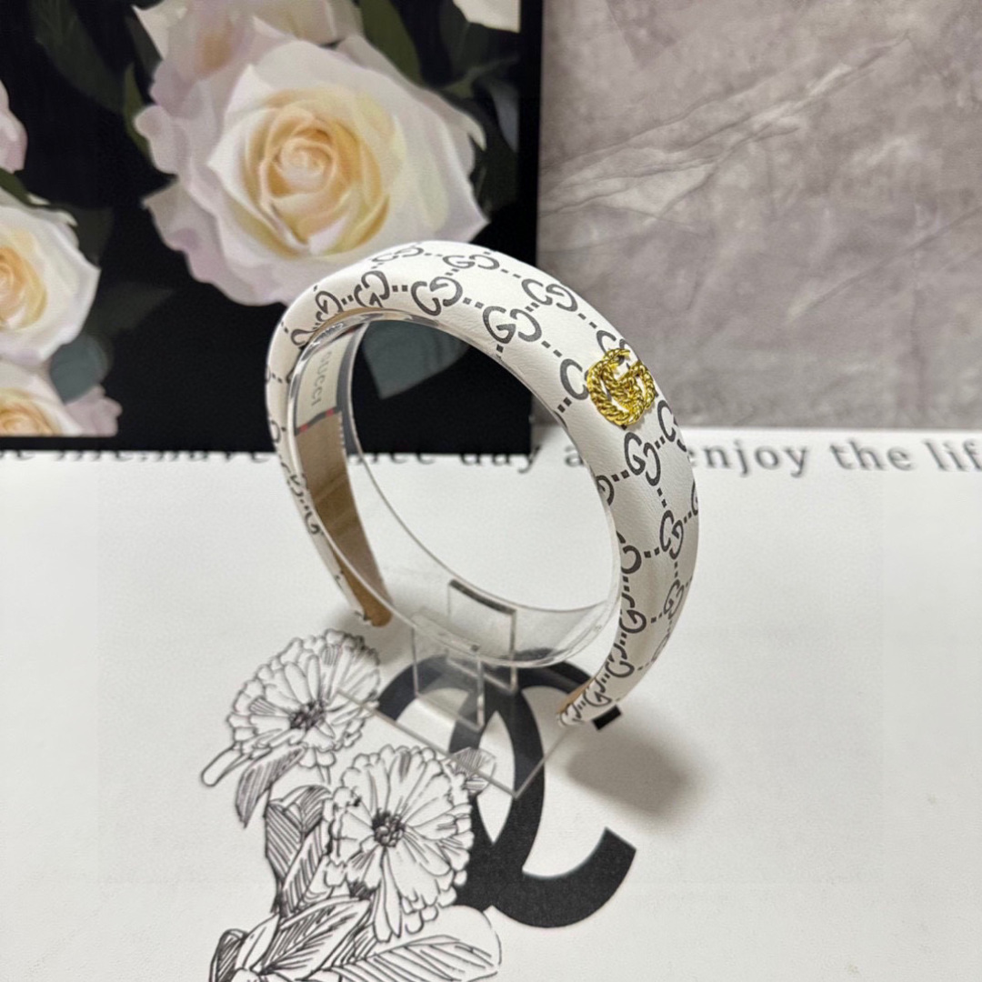  配专柜包装
Gucci（古驰）最新发箍
小仙女快入手
特殊材质 不嘞头
可盐可甜～