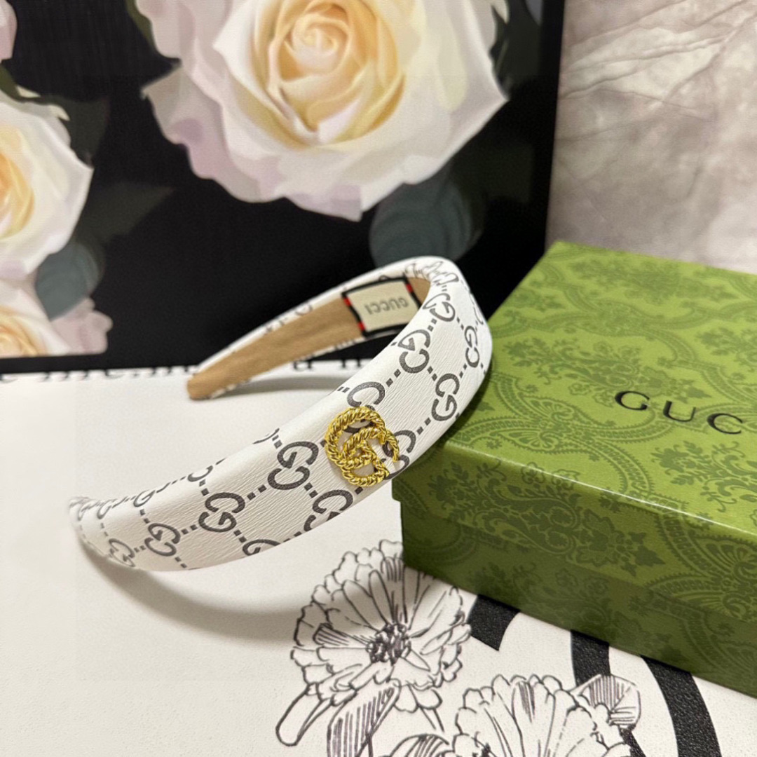  配专柜包装
Gucci（古驰）最新发箍
小仙女快入手
特殊材质 不嘞头
可盐可甜～