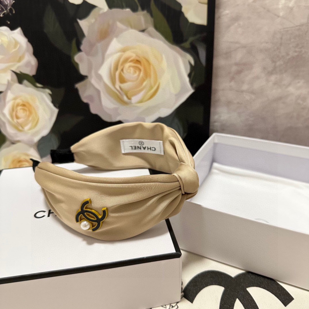  配专柜包装
Chanel （香奈儿）最新发箍#
信我！人手必备的单品 这件必须买
洋气神仙颜值💕💫
小