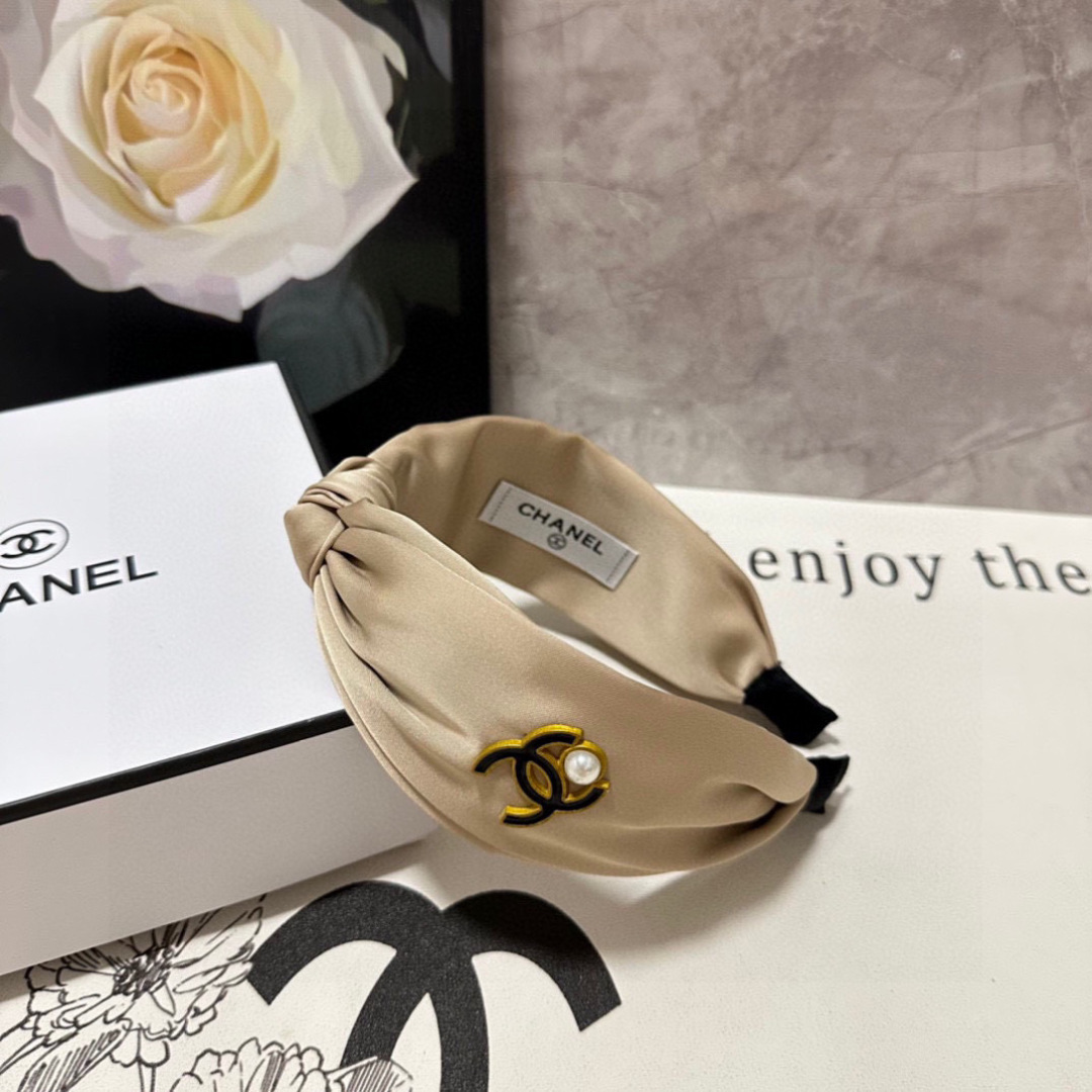  配专柜包装
Chanel （香奈儿）最新发箍#
信我！人手必备的单品 这件必须买
洋气神仙颜值💕💫
小