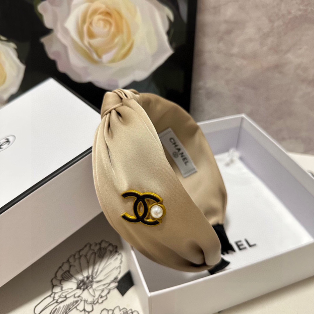  配专柜包装
Chanel （香奈儿）最新发箍#
信我！人手必备的单品 这件必须买
洋气神仙颜值💕💫
小
